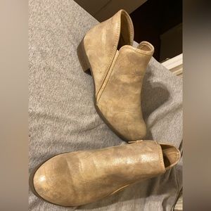 Size 6.5 Time & Tru gold shimmer booties